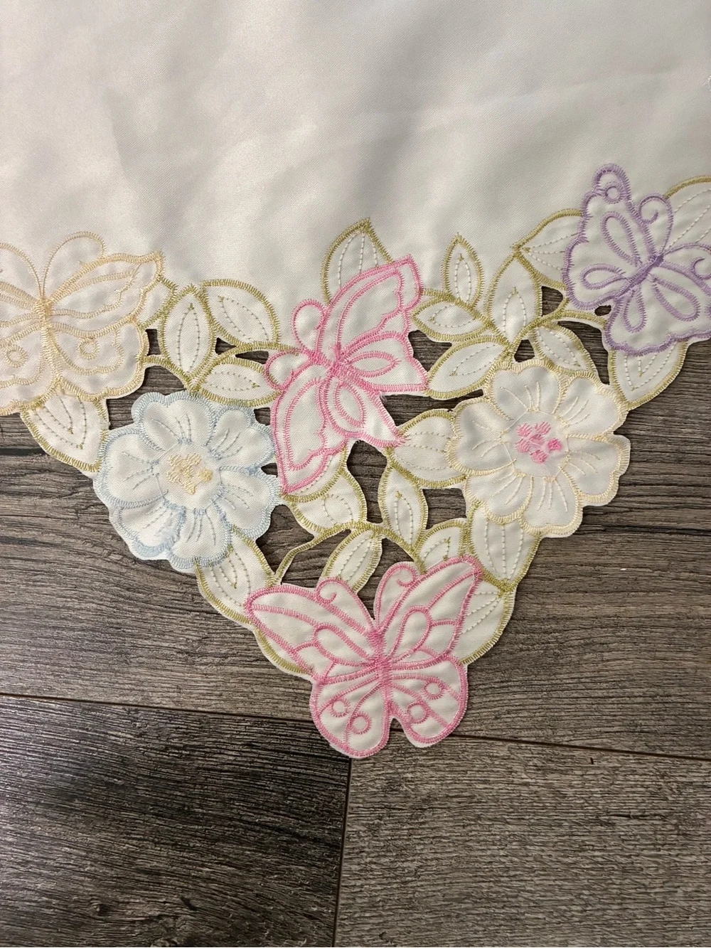 Elegant Cream Scalloped Table Runner with Pink Floral Embroidery